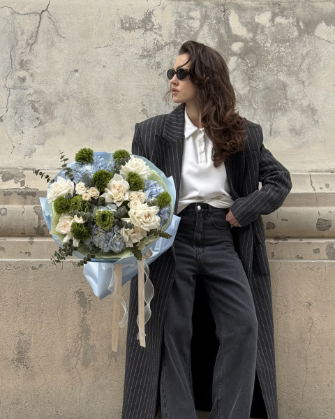 Букет з блакитної гортензії, білих троянд та зеленої гвоздики у блакитному пакуванні