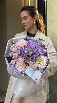 Букет з гортензій, жоржин, сантіні та вакси 