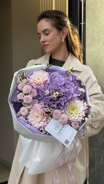 Букет з гортензій, жоржин, сантіні та вакси 