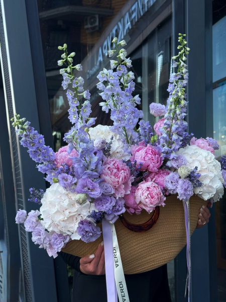 Композиція з півоній, гортензій, еустоми та дельфініума