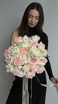 Букет з півонієподібних троянд, гвоздик та білого бузку