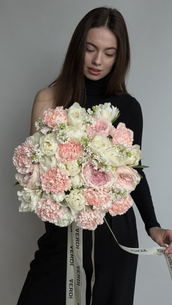 Букет з півонієподібних троянд, гвоздик та білого бузку