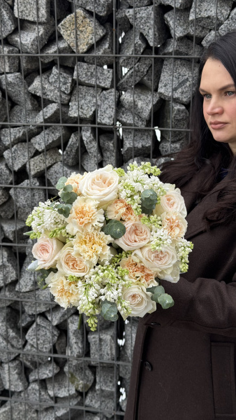 Букет з піоноподібних троянд, гвоздик та білого бузку з евкаліптом