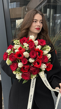 Букет з червоних анемонів, троянд та білих тюльпанів