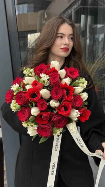 Букет з червоних анемонів, троянд та білих тюльпанів