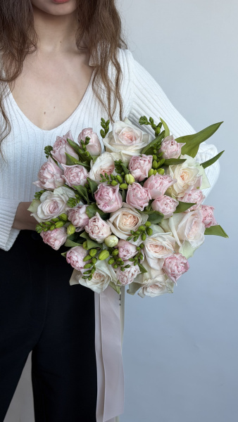 Букет з ніжних рожевих тюльпанів, кремових троянд та зеленої фрезії