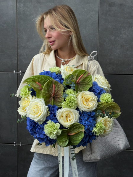 Букет з гортензій, гвоздик, троянд та антуріуму