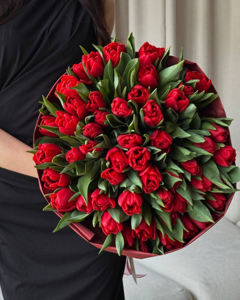 Букет з червоних півонієподібних тюльпанів у бордовому пакуванні