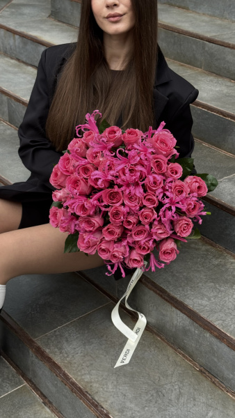 Букет з троянд Watergame та неріне