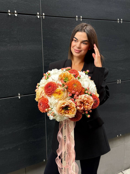 Букет з гортензій, жоржин, троянд та хіперікуму 