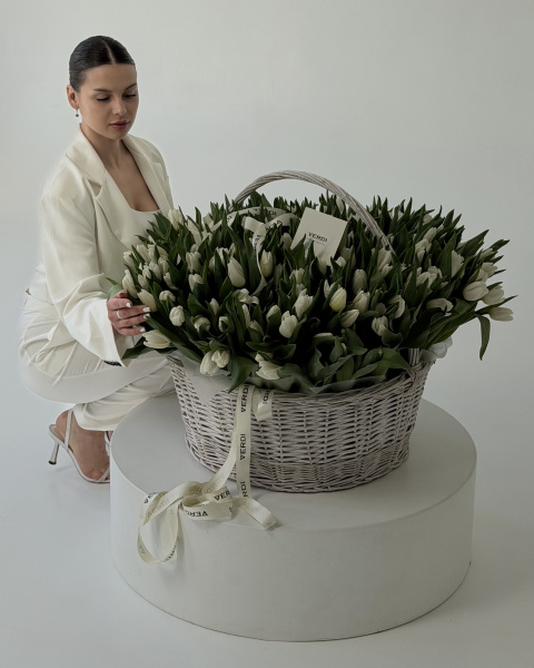 Велика корзина з білих тюльпанів з фірмовими стрічками