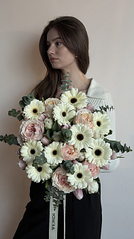 Букет з кремових гербер, піоноподібних троянд та евкаліпту