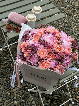 Букет з півоній, троянд та вакси 