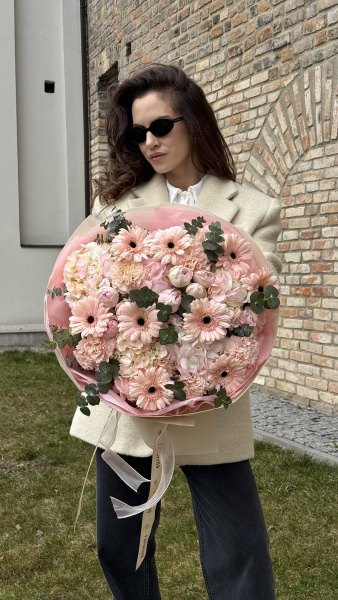 Букет з рожевих гербер, піоноподібних троянд та гортензії у рожевому пакуванні