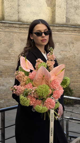 Букет з рожевих антуріумів, гвоздик та зелені