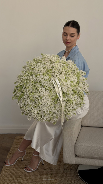 Величезний об'ємний букет з білого бузку з фірмовою стрічкою