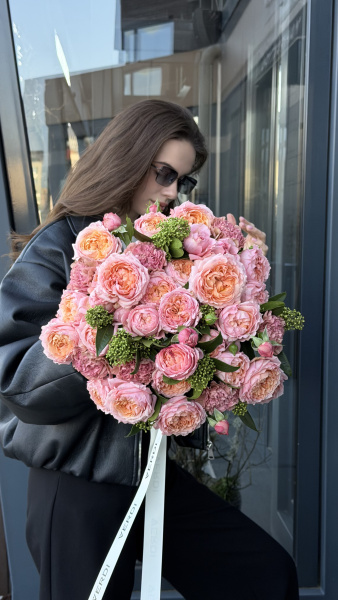 Букет з піоноподібних троянд та екзотичної зелені з брендованою стрічкою