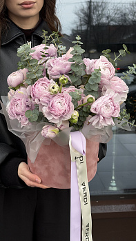 Коробка з бузкових ранункулюсів та евкаліпту