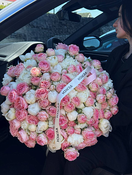 Букет з півоній та троянд