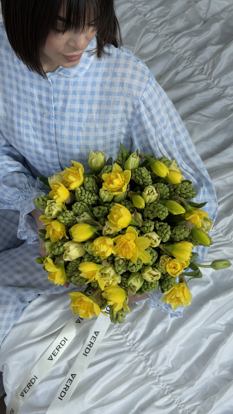 Букет з жовтих нарцисів та гіацинтів