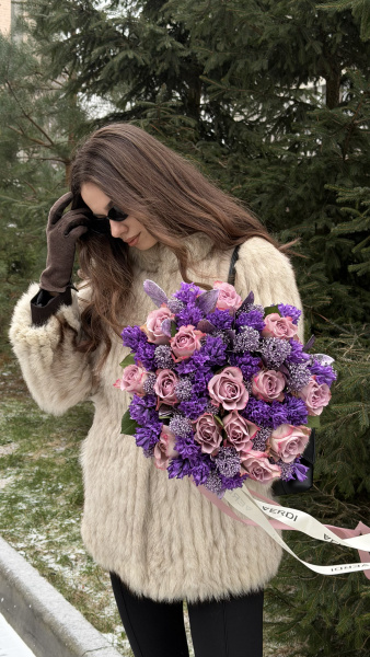 Букет з троянд Mamory Lane, геоцинтів Amaranta та скімії