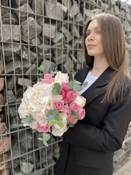 Букет з гортензій, півоній та кущової троянди