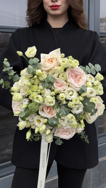 Букет з кремових троянд, еустоми та евкаліпту