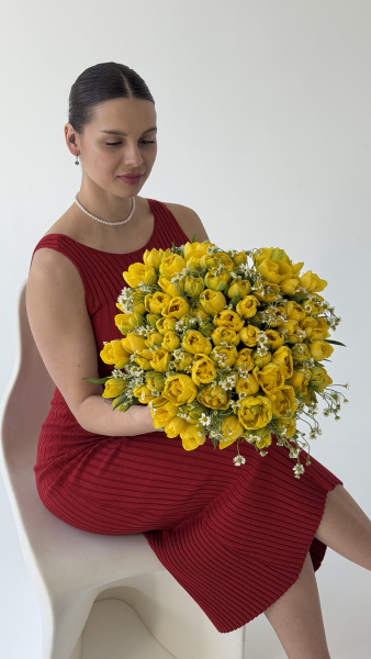 Букет з жовтих півонієподібних тюльпанів та ромашки