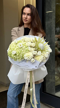 Букет з гортензій, жоржин, еустоми, сантіні та протеї 