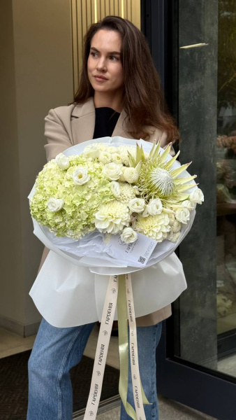 Букет з гортензій, жоржин, еустоми, сантіні та протеї 