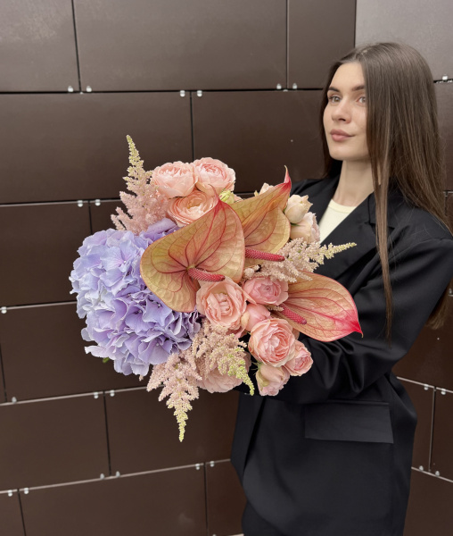 Букет з гортензій, кущової троянди, антуріума та астільби