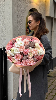 Букет з троянд Julietta, ранункулюсів Hanoi, еустоми White  Alissa, гвоздики Hanoi та скімії