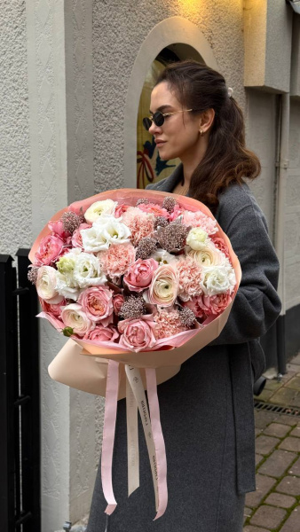 Букет з троянд Julietta, ранункулюсів Hanoi, еустоми White  Alissa, гвоздики Hanoi та скімії