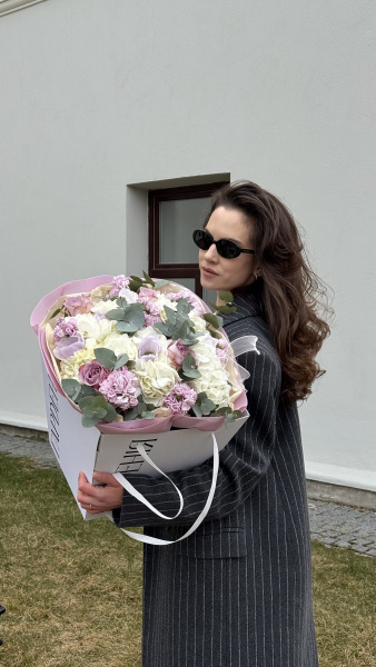 Букет з білої гортензії, бузкових троянд та гвоздики у білій подарунковій сумці