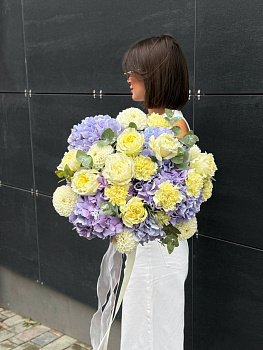 Букет з гортензій, троянд, жоржин, гвоздик та евкаліпту