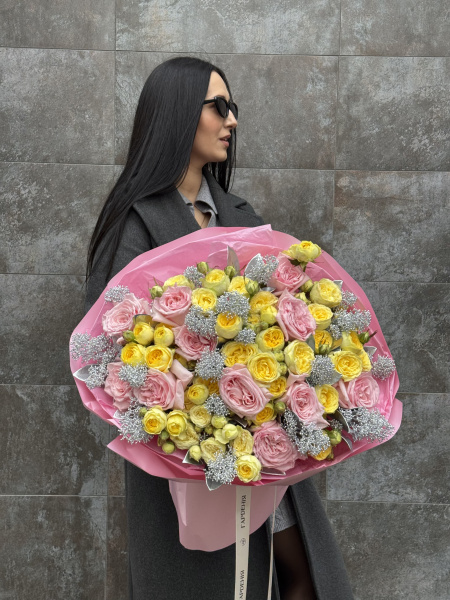 Букет з троянд Lemon Transetter, троянд Pink O`Hara та скімії