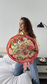 Букет з піоновидних тюльпанів, кучерявих ранункулюсів, персикових гвоздик та бузку