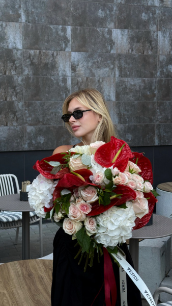 Букет з гортензій, троянд, антуріуму, троянд та малини