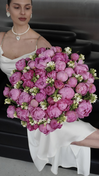 Букет з рожевих півоній та білого оксипеталуму