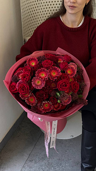 Букет з червоних троянд, гербер та гвоздик у рожевому пакуванні