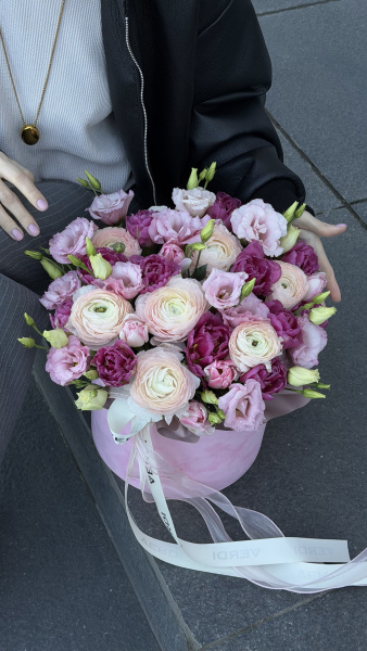 Коробка з ніжно-рожевих ранункулюсів, еустоми та махрових тюльпанів у рожевому оксамиті