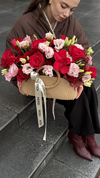 Композиція з червоних троянд та ніжно-рожевої еустоми у джутовій сумці