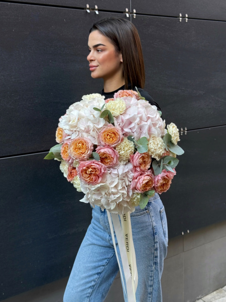 Букет з гортензій, троянд, гвоздик та евкаліпту 
