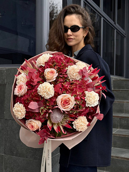 Букет з гортензій Elbtal, протеї Clare, троянд Mayra Bridal, гвоздик Brut та евкаліпту