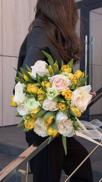 Букет з жовтих півонієподібних тюльпанів та кремових півонієподібних троянд
