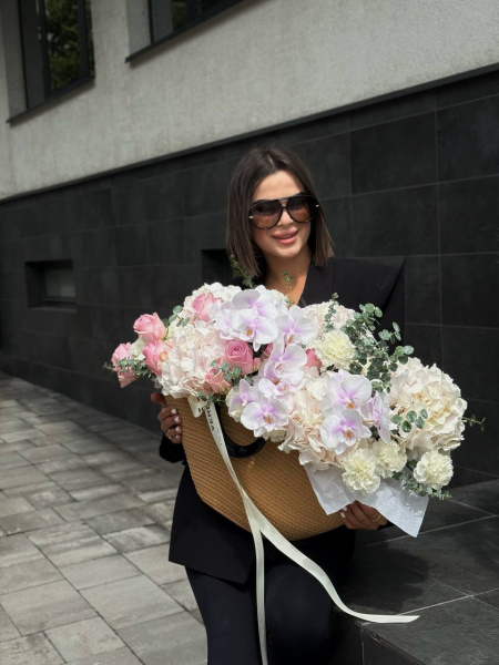 Композиція з гортензій, троянд, гвоздик, орхідей та евкаліпту