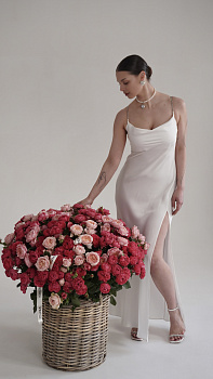 Корзина з малинових та ніжно-рожевих кущових троянд