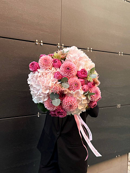 Букет з гортензій, жоржин, троянд та евкаліпту 