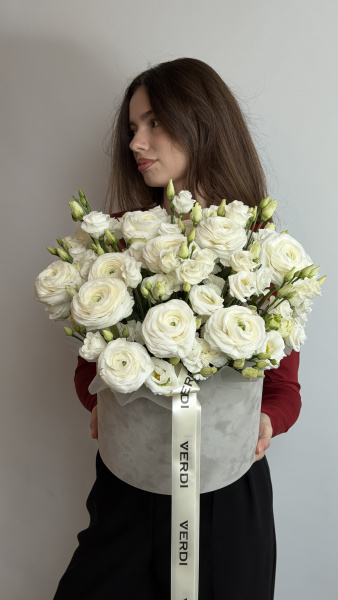 Коробка з білих ранункулюсів та еустоми