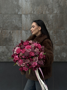 Букет з фіолетових троянд, яскравих гвоздик, тюльпанів та скімії